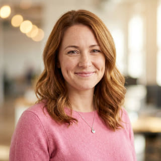 Emily Watson, identificada como Responsável pelo Apoio ao Cliente em Prumo Valimento, numa imagem de perfil